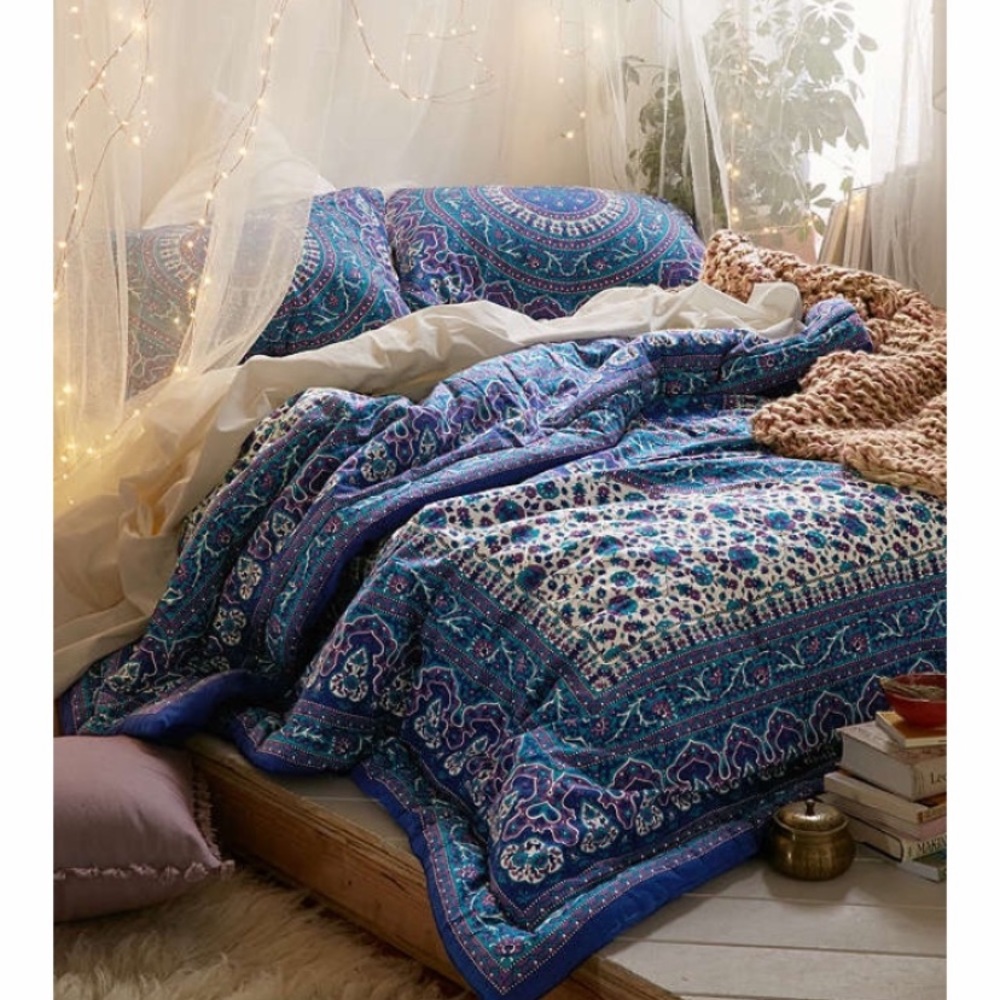 Urban outfitters comforter and shams! Twin size!